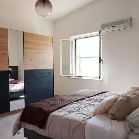 Patio House * סיניסקולה